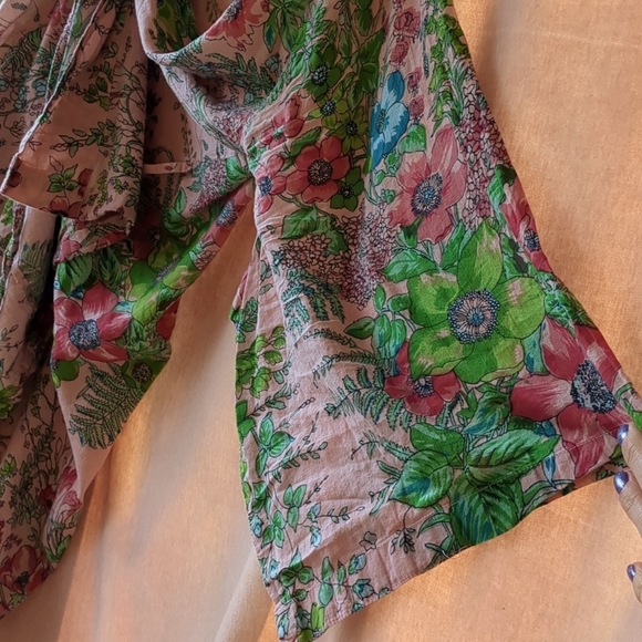 Lightweight floral cotton wrap - Picture 8 of 8
